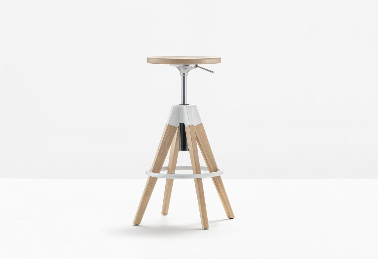 Arki Swivel Bar Stool, Solid Oak, 650–755 mm